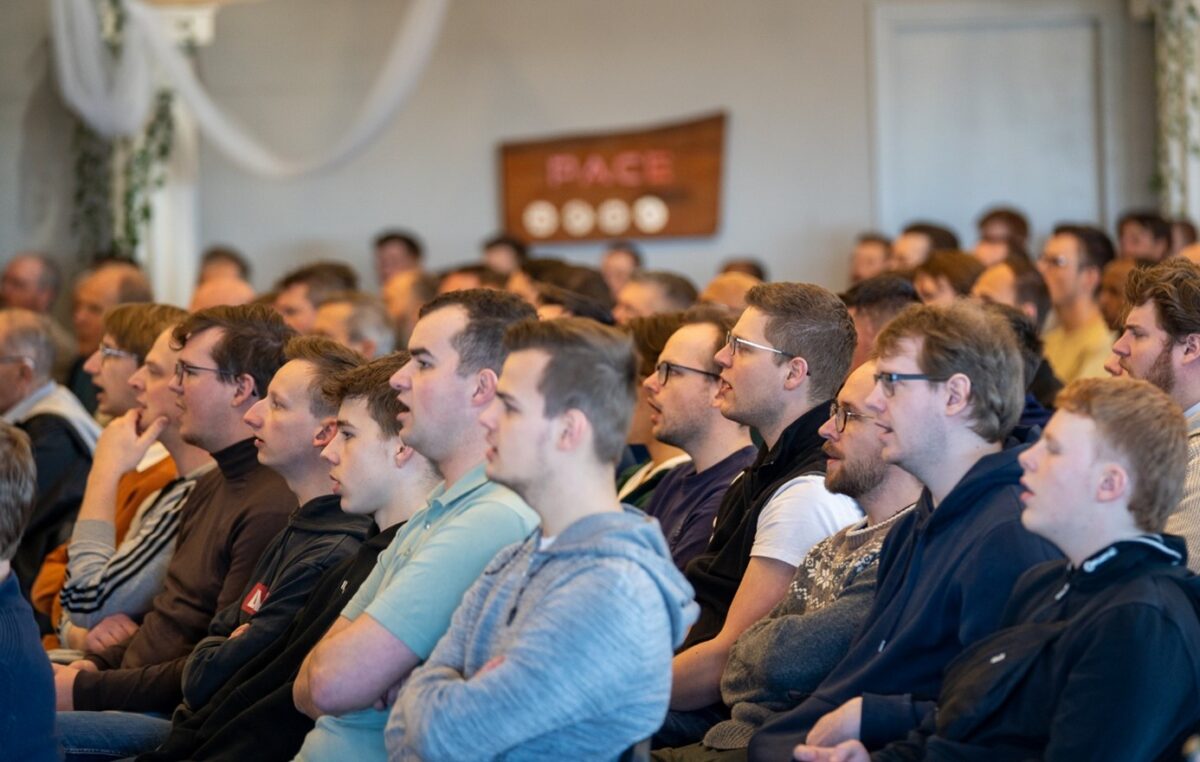 Samen geloofsliederen zingen is een vast onderdeel bij een bijeenkomst.