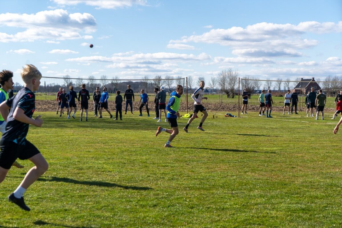 Er zijn verschillende activiteiten georganiseerd, waaronder volleybal en voetbal