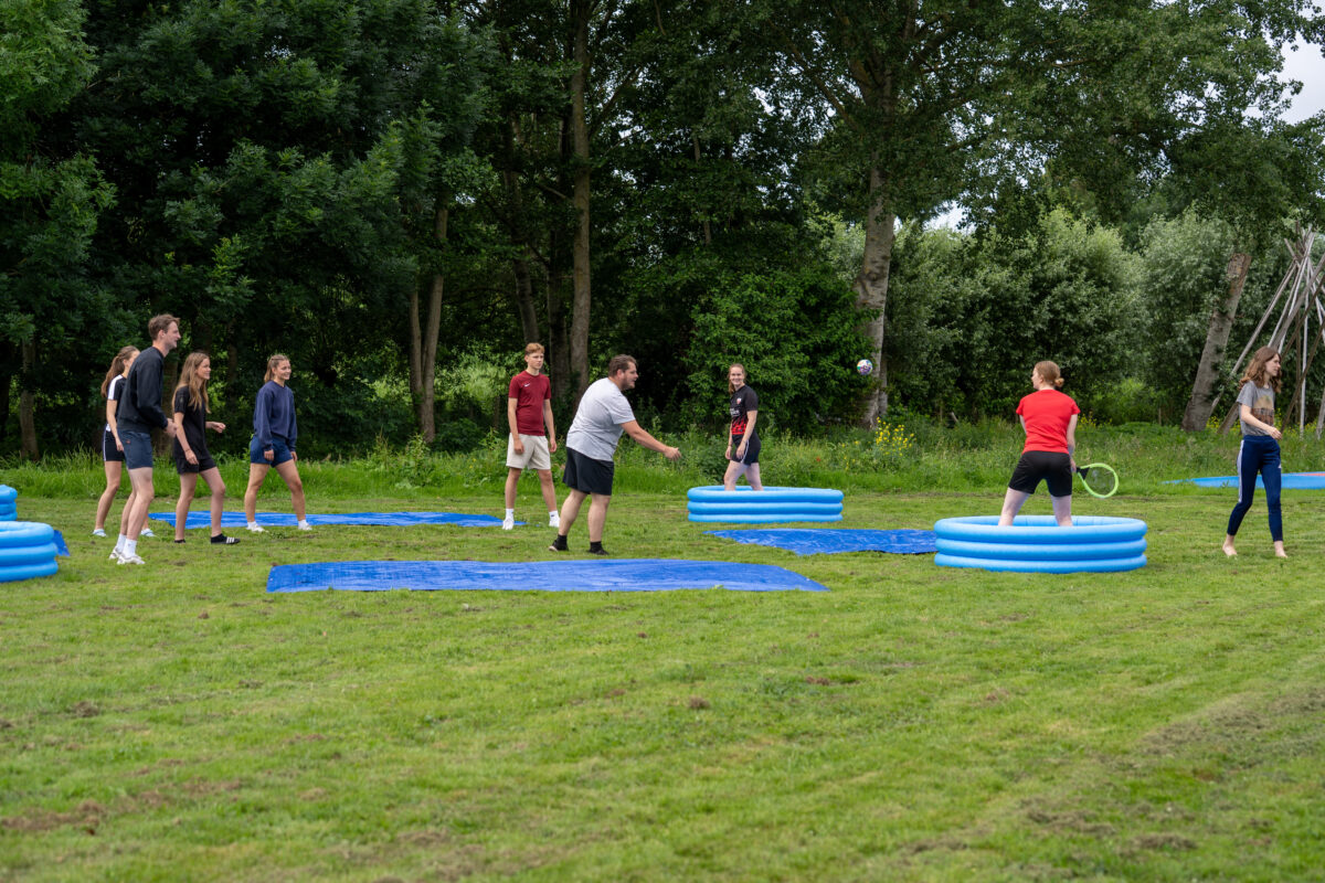Honkbal met zwembaden als honken