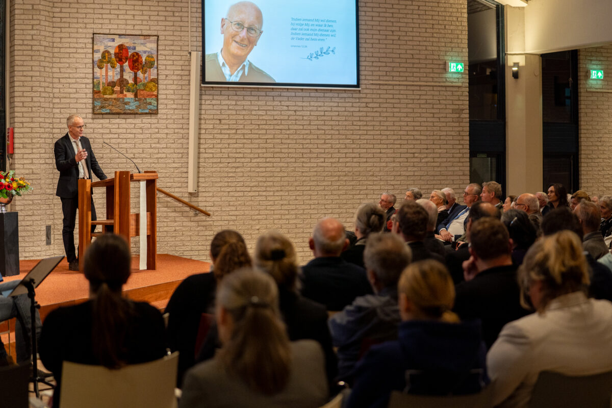 De zaal is goed gevuld om het leven van Dick te herdenken