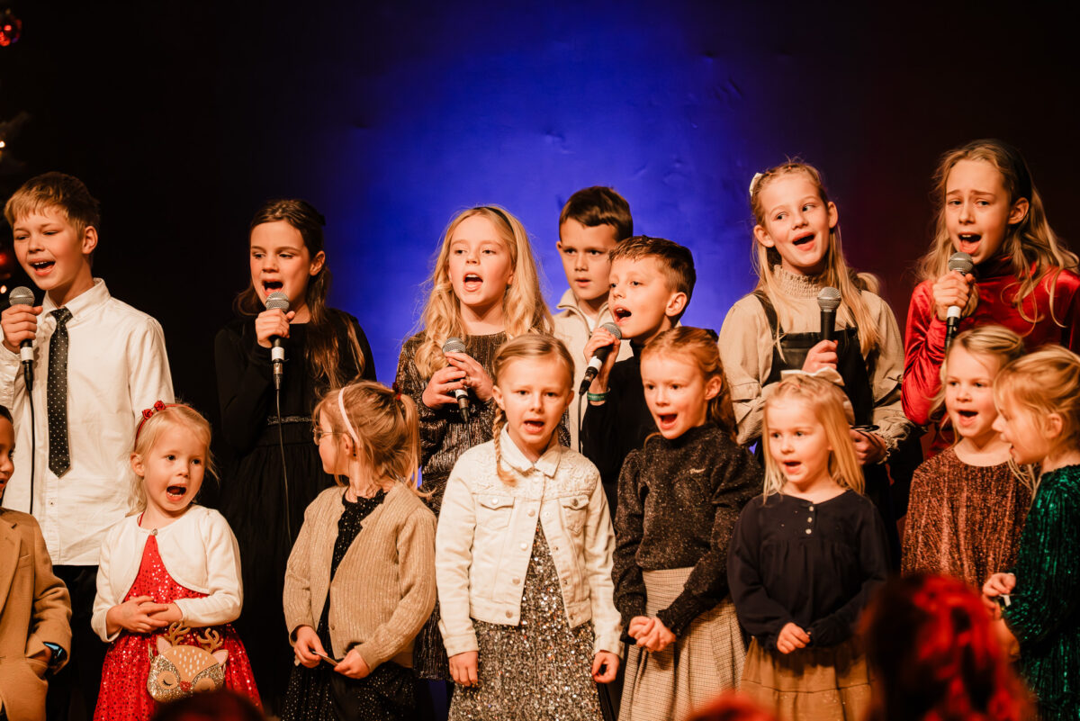 Het startlied gezongen door de kinderen